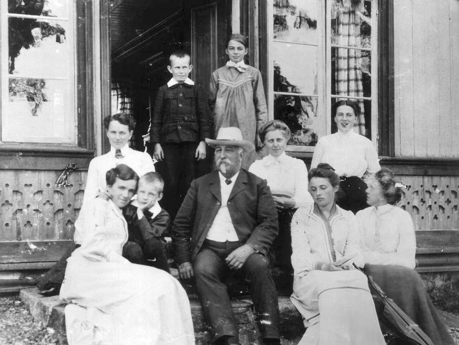 Johan Smith med familie fotografert i 1906 