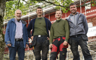 Asbjørn Aanonsen, leder av Furøya IKS sammen med dyktige håndverkere fra Sollie Bygg AS: Lars Løvdal, Espen Aasbø og Arvid Sollie.