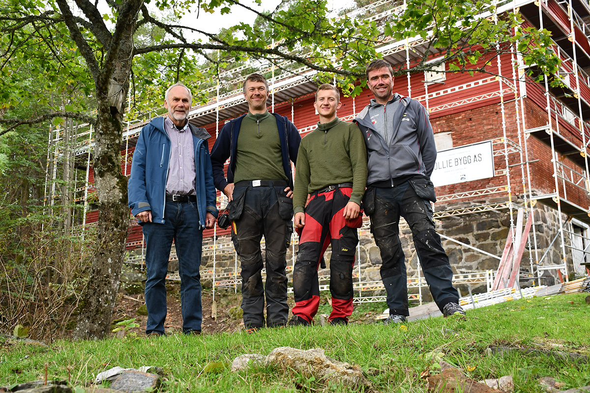 Asbjørn Aanonsen, leder av Furøya IKS sammen med dyktige håndverkere fra Sollie Bygg AS: Lars Løvdal, Espen Aasbø og Arvid Sollie.