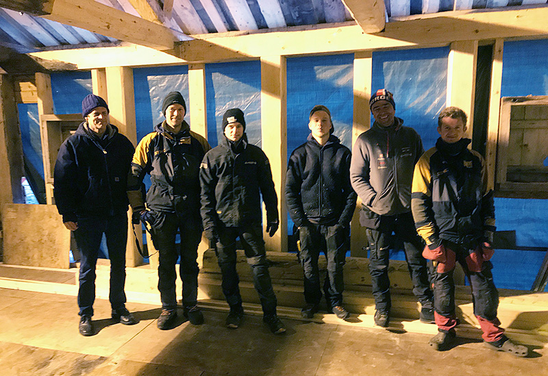 Fra venstre: Sjur Mehlum, riksantikvaren - Arvid Sollie, Leder Sollie Bygg - Lars Nicolai Løvdal, ansatt - Alexander Knudsen, ansatt - Filip Enoksen, ansatt - Espen Åsbø, ansatt.