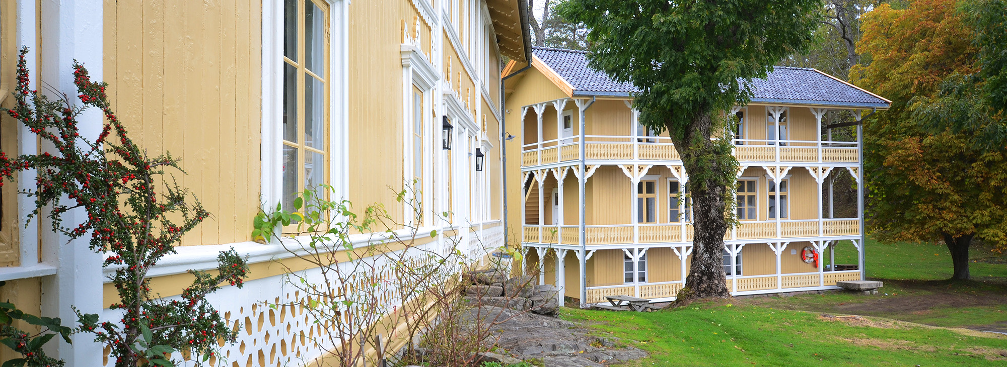 Gjestehuset er ferdig restaurert utvendig, og nå venter et omfattende dugnadsarbeid innvendig for å gjøre gjestehuset klart til å ta imot overnattingsgjester. Foto: Øivind Berg